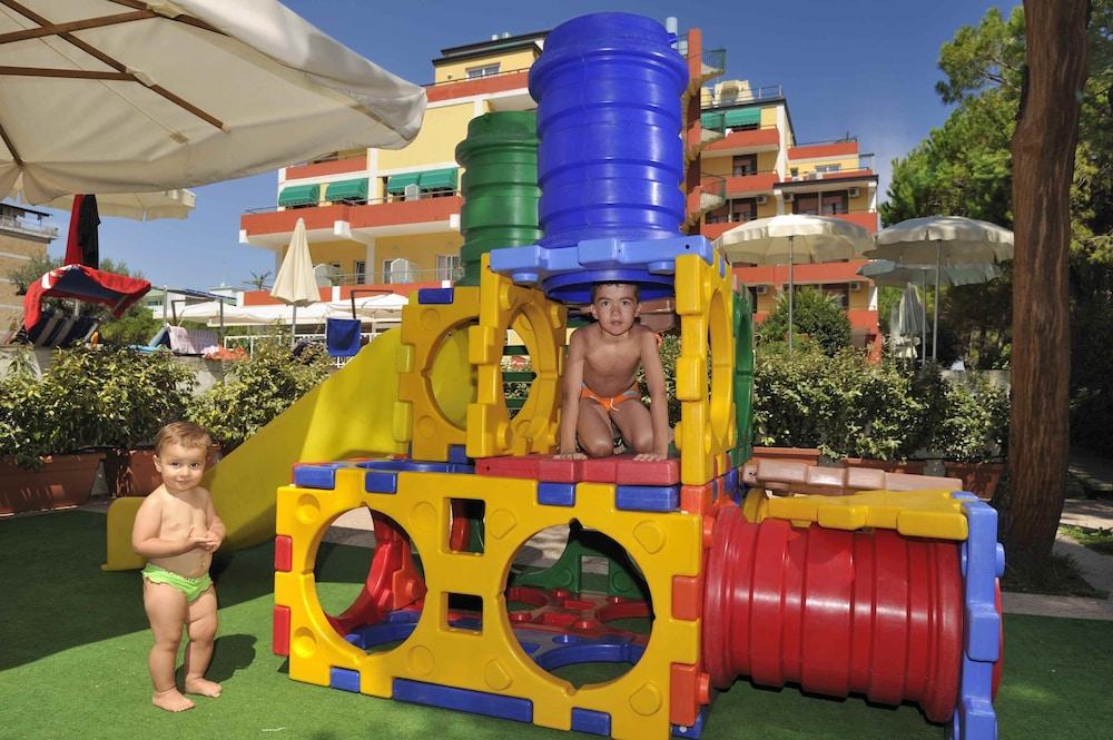 Hotel Bembo Бибионе Екстериор снимка